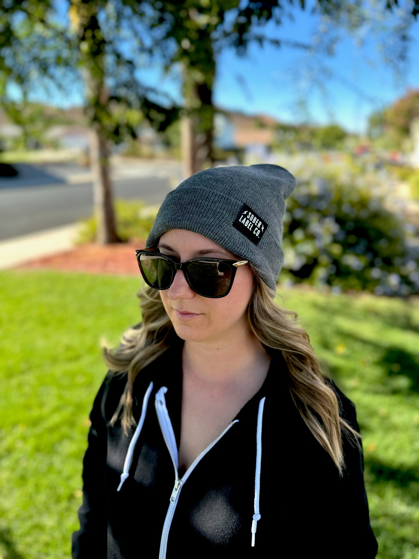 UNISEX BEANIE IN DARK HEATHER GREY